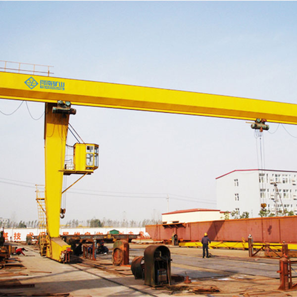 Gantry crane with side mounted electric winch