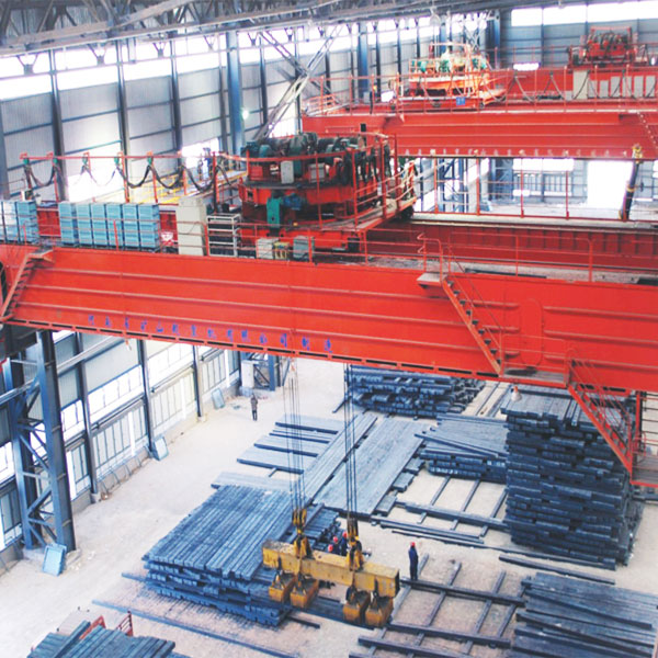 Overhead crane with slewing beam